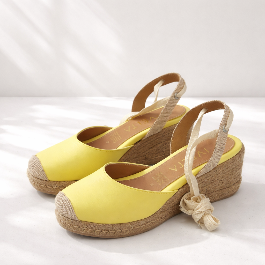 Alpargatas de yute 7cm con cintas en color amarillo, perfectas para el verano y paseos al aire libre.