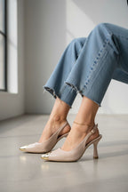 Zapatilla puntera oro tacón de 7 cm en charol con look elegante casual