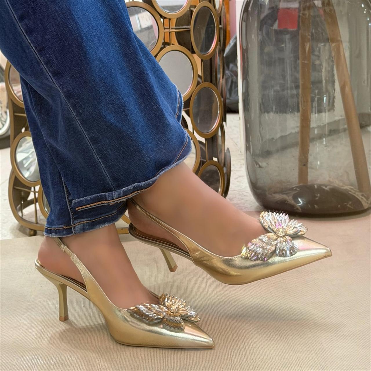 Zapatilla Aurora  Elegancia que ilumina cada paso. ✨
