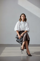 zapatilla charol con talon ajustable look casual moderno