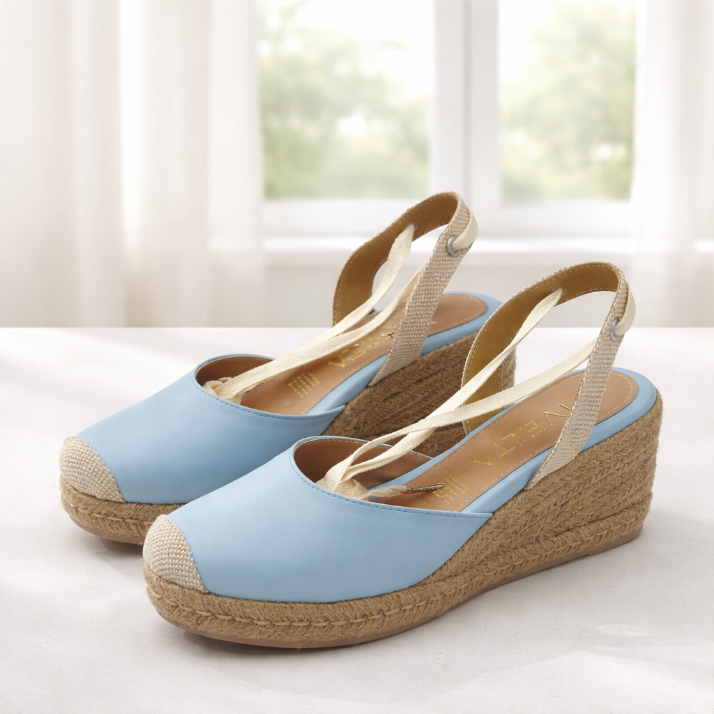 Alpargatas de yute 7cm con cintas de amarre para mujer en color azul claro y cuña natural.
