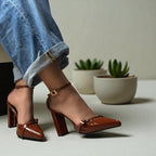 Zapatilla Luna Straps Charol Premium con correas ajustables en uso casual