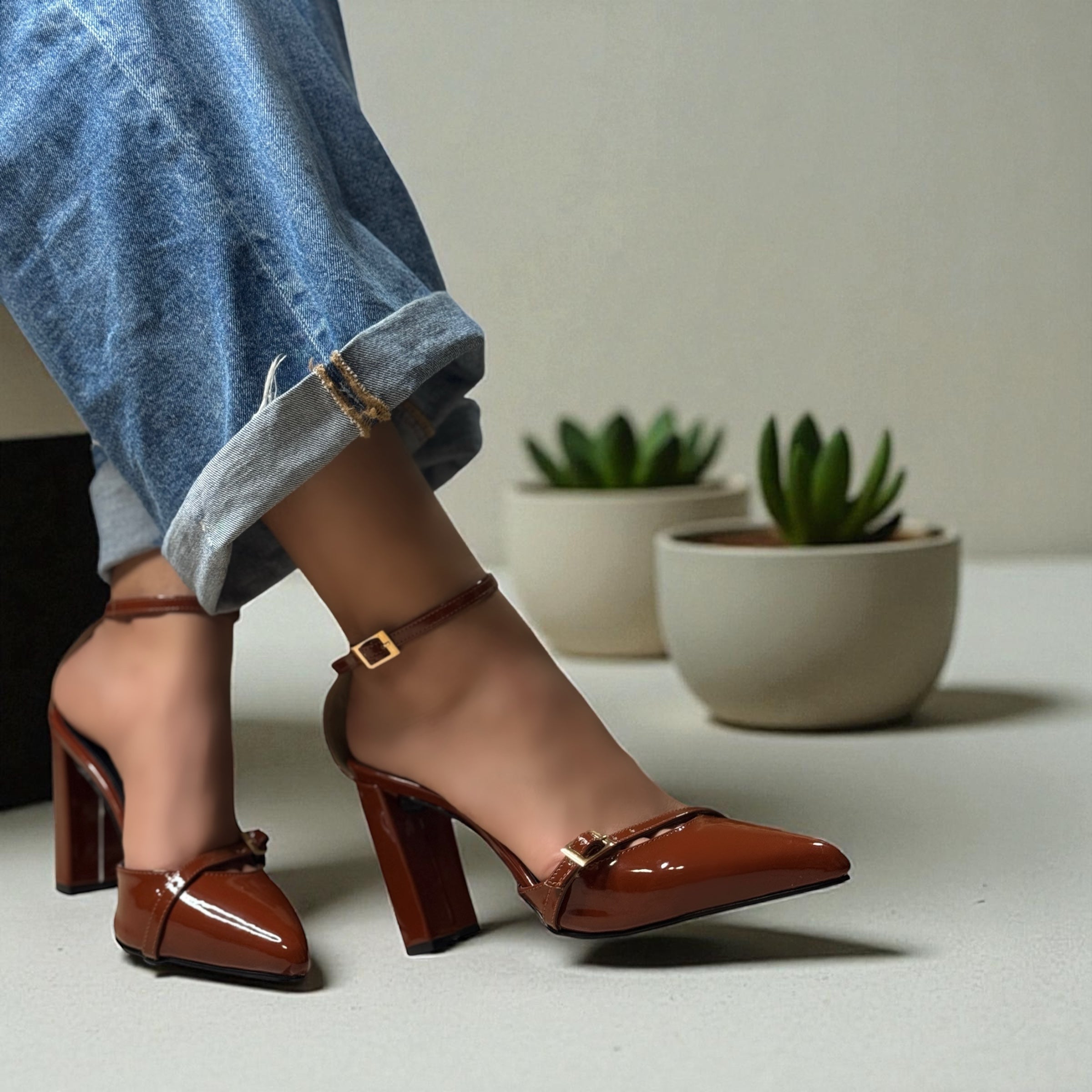 Zapatilla Luna Straps Charol Premium con correas ajustables en uso casual