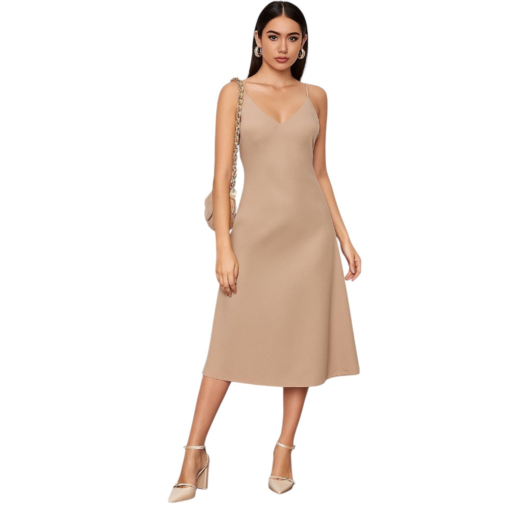 Zapatilla Luna Straps Charol Premium combinada con vestido beige