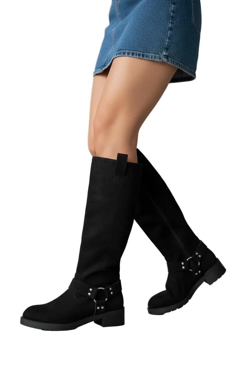 Bota Combat Gaia Piel de Durazno botas altas negras en uso caminando
