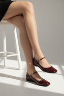 Zapatillas Mary Jane de Charol Estilo Ballerina Brillante en uso con outfit casual elegante