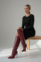 bota siena piel premium punta estilizada outfit moderno mujer sentada