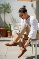 Zapatillas Mary Jane de Charol Estilo Ballerina Brillante en uso con outfit casual elegante