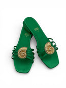 Sandalias de Satín con Adorno de Caracol Exclusivo color verde con adorno de caracol vista frontal