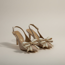 Zapatilla Felicity diseño moño premium de gala en color beige con delicado moño y tacón elegante.