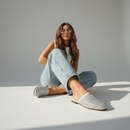 clog glitz sueco brillo confort premium outfit casual mujer sentado