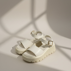 Plataforma Eleva Sandalia en color blanco, elegante y cómoda, ideal para uso diario y combinaciones de estilos.