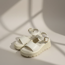 Plataforma Eleva Sandalia en color blanco, elegante y cómoda, ideal para uso diario y combinaciones de estilos.