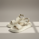 Sandalia Dinámica Sport en color blanco, con ajuste ergonómico y diseño ligero para comodidad y estabilidad.