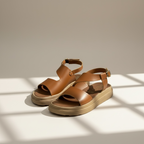 Sandalia Dinámica Sport de cuero marrón con ajuste ergonómico y diseño cómodo.