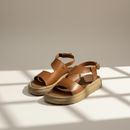 Sandalia Dinámica Sport de cuero marrón con ajuste ergonómico y diseño cómodo.