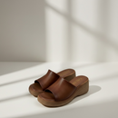 Sueco Mila 6cm diseño minimalista color marrón con plataforma y confort premium.