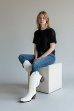 Bota vaquera piel sintética blanca combinada con outfit casual moderno